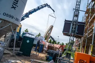 Villa incl. dakkapellen + prefab schoorstenen, klaar voor start pannen hangen!