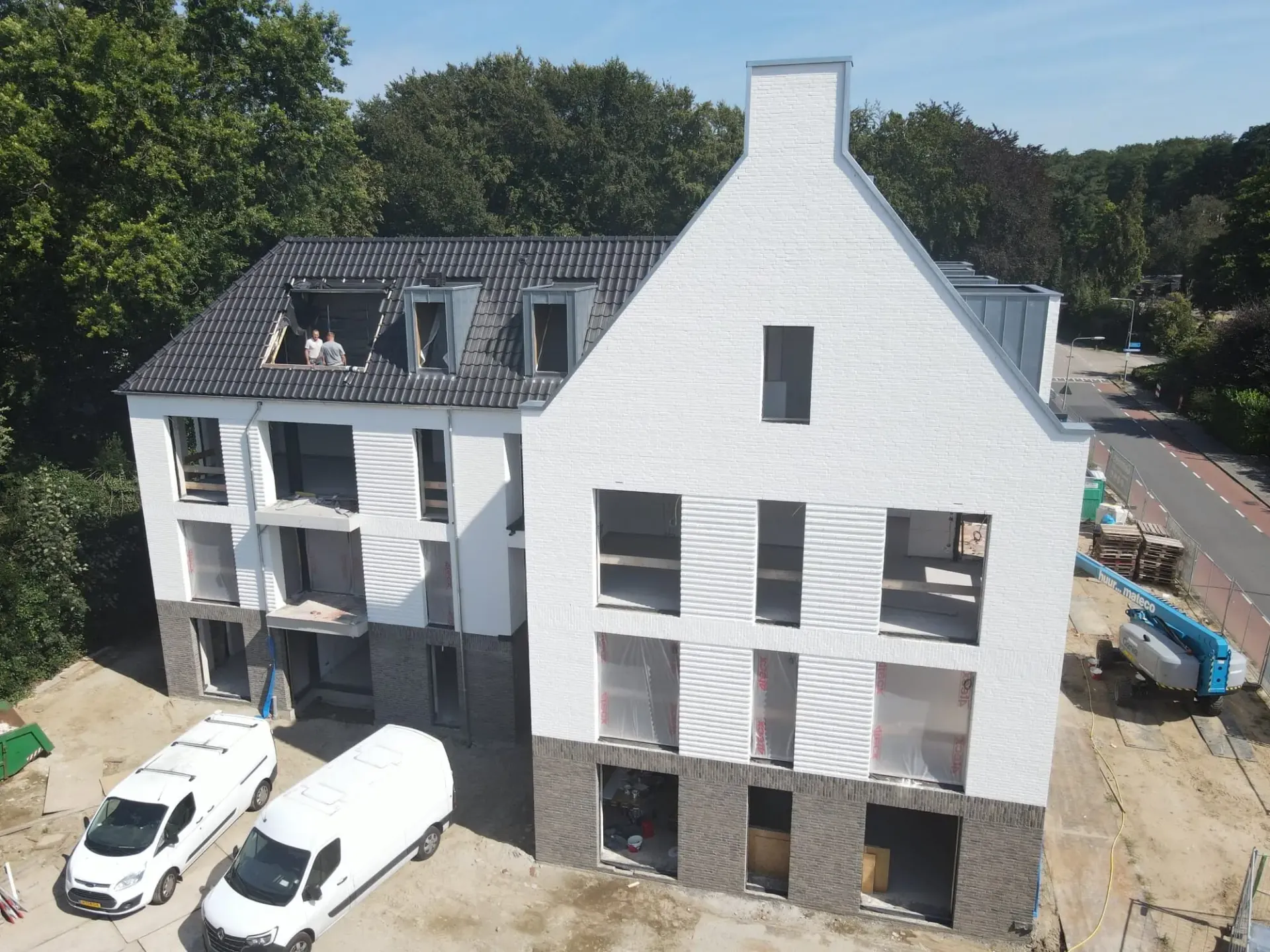 Appartementencomplex v.z.v. dakelementen + dakkapellen en dakpannen!