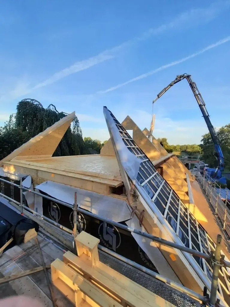 Villa incl. dakkapellen + prefab schoorstenen, klaar voor start pannen hangen!