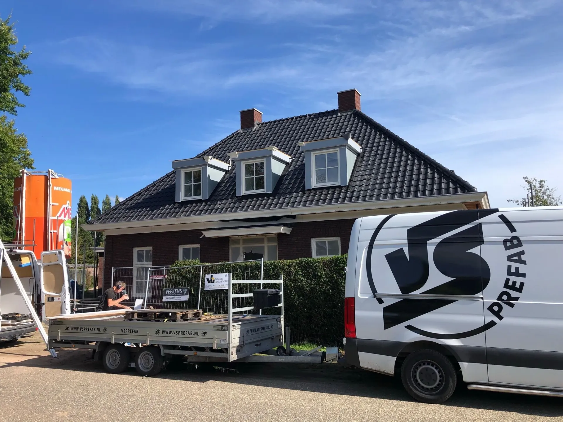 Prefab dak, dakkapellen, schoorstenen, leveren en aanbrengen van de dakpannen + aftimmering!