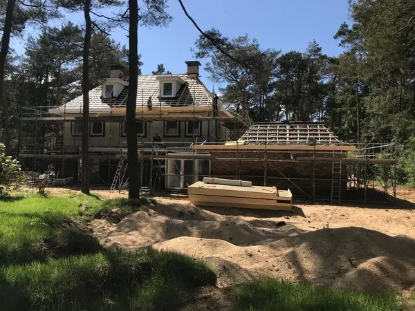Villa incl. dakkapellen + prefab schoorstenen, klaar voor start pannen hangen!