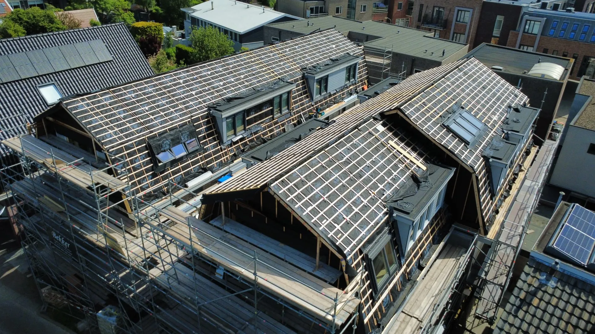 Prefab dak, dakkapellen, schoorstenen, leveren en aanbrengen van de dakpannen + aftimmering!